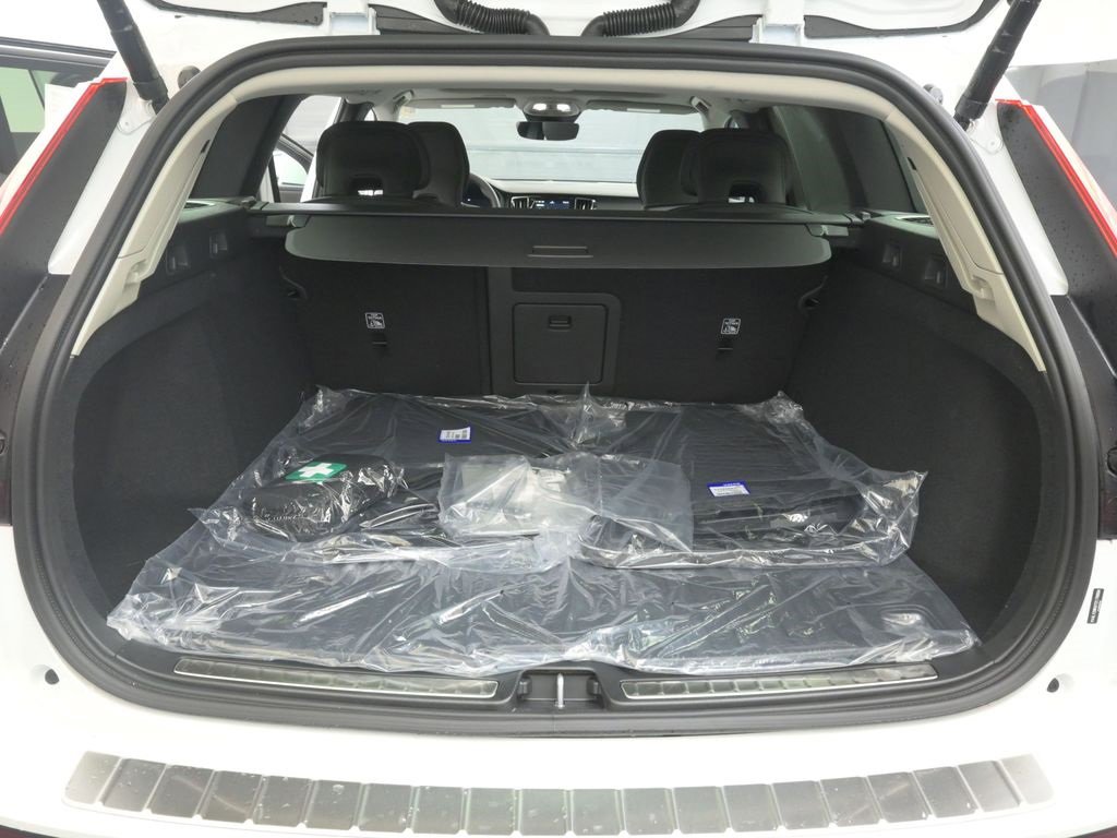 New 2026 Volvo V60 B5 Cross Country Plus w/ Protection Package Premier image 17