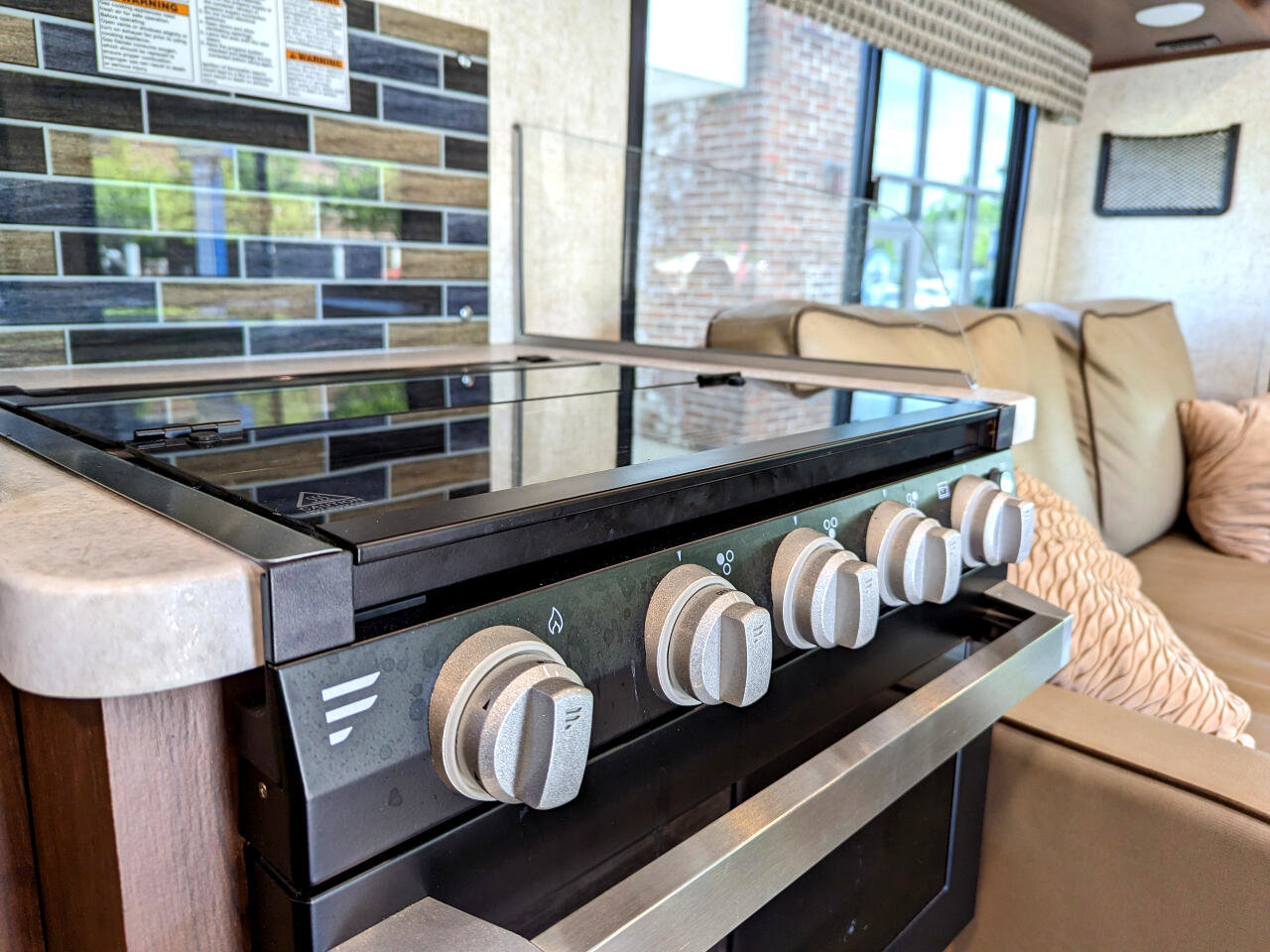 Used 2019 Chevrolet Express 4500 w/ RV Package RWD image 52