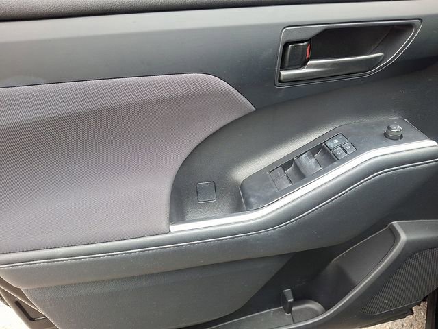 Used 2021 Toyota Highlander LE FWD image 12