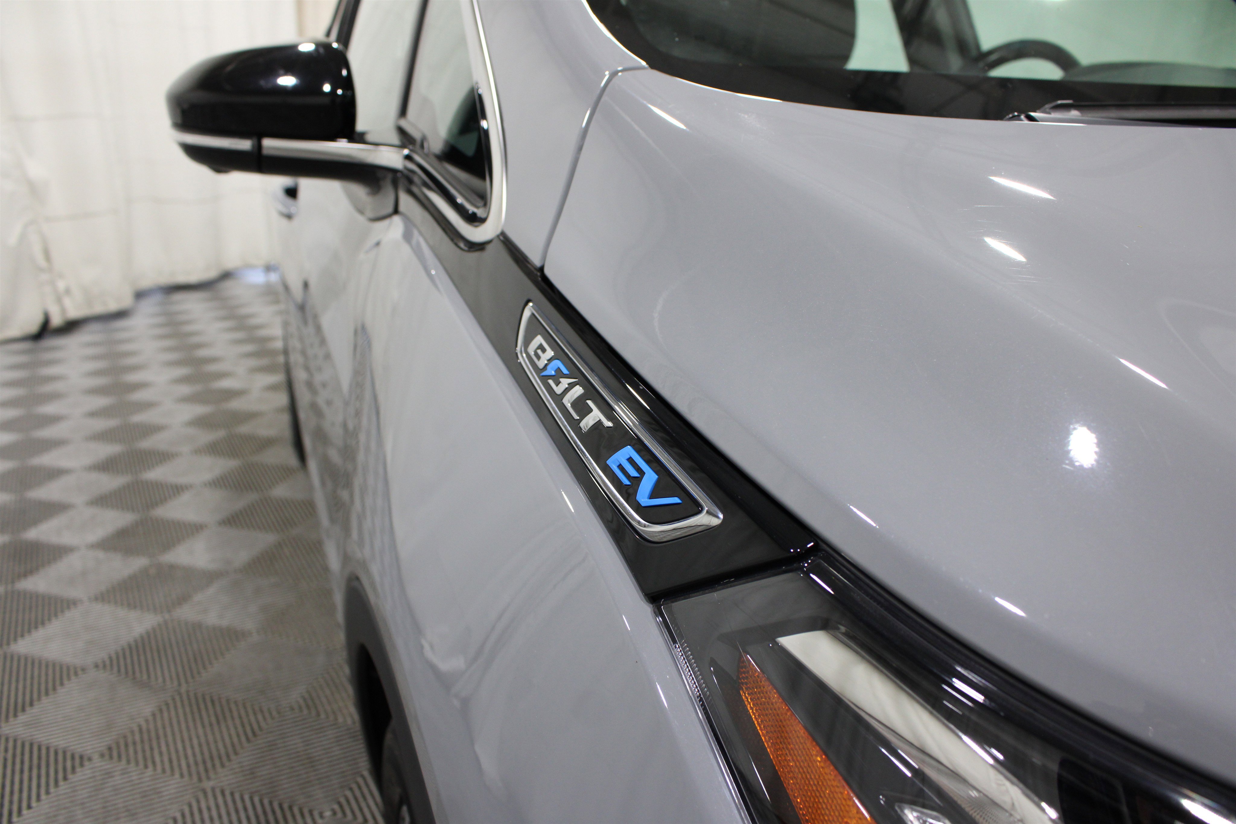 Used 2020 Chevrolet Bolt Premier w/ Infotainment Package FWD image 27