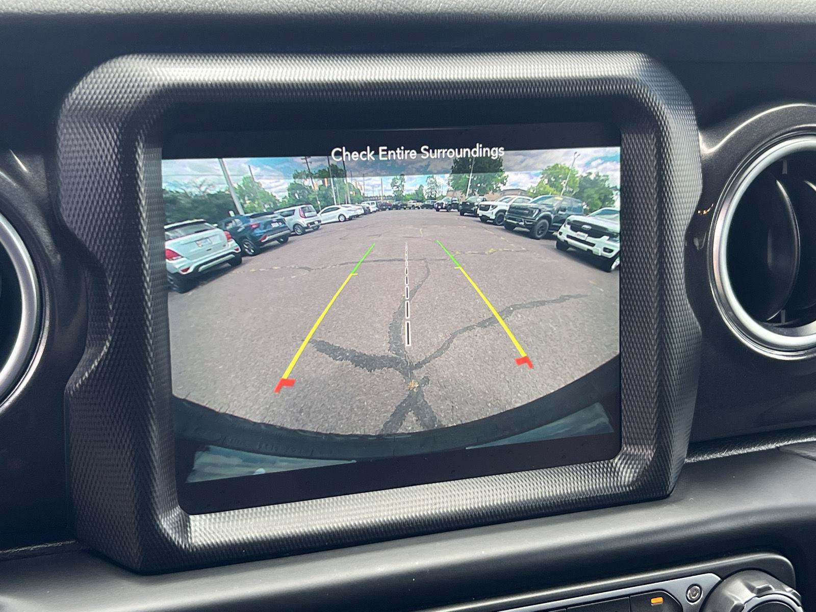 Used 2022 Jeep Wrangler Unlimited Sahara AWD/4WD image 27