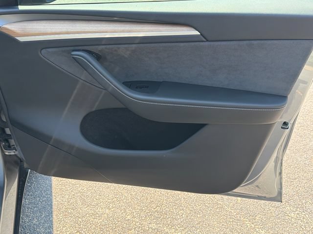 Used 2025 Tesla Model Y Long Range RWD image 16