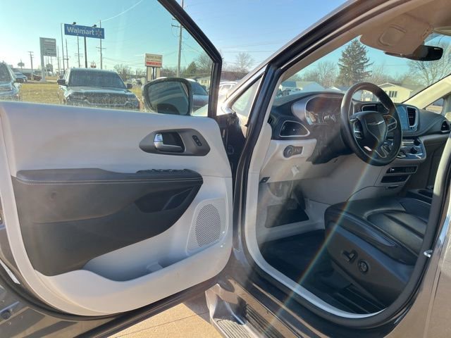 Used 2022 Chrysler Pacifica Touring-L image 9