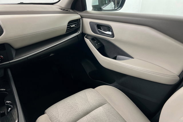 Used 2025 Nissan Rogue SV image 10