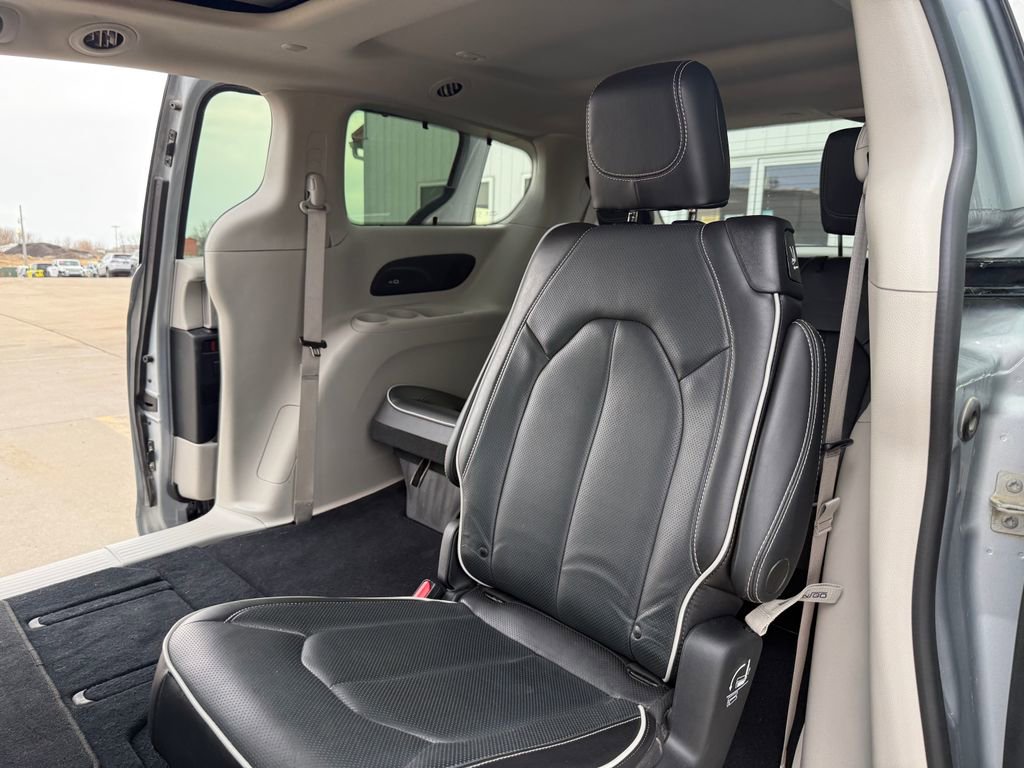 Used 2023 Chrysler Pacifica Limited AWD/4WD image 18