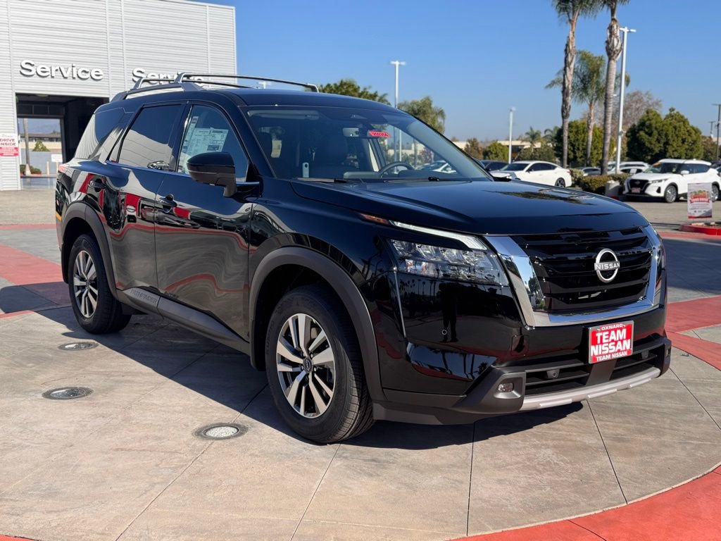 New 2025 Nissan Pathfinder SL image 2