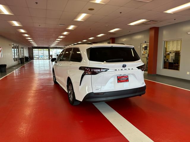 Certified 2023 Toyota Sienna LE AWD/4WD image 5
