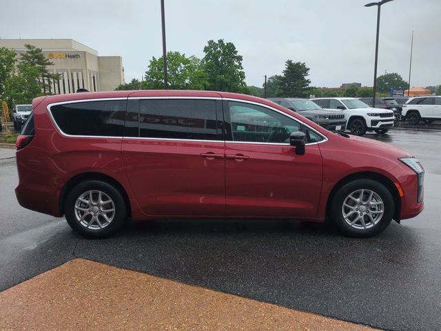 New 2027 Chrysler Pacifica Select FWD image 3