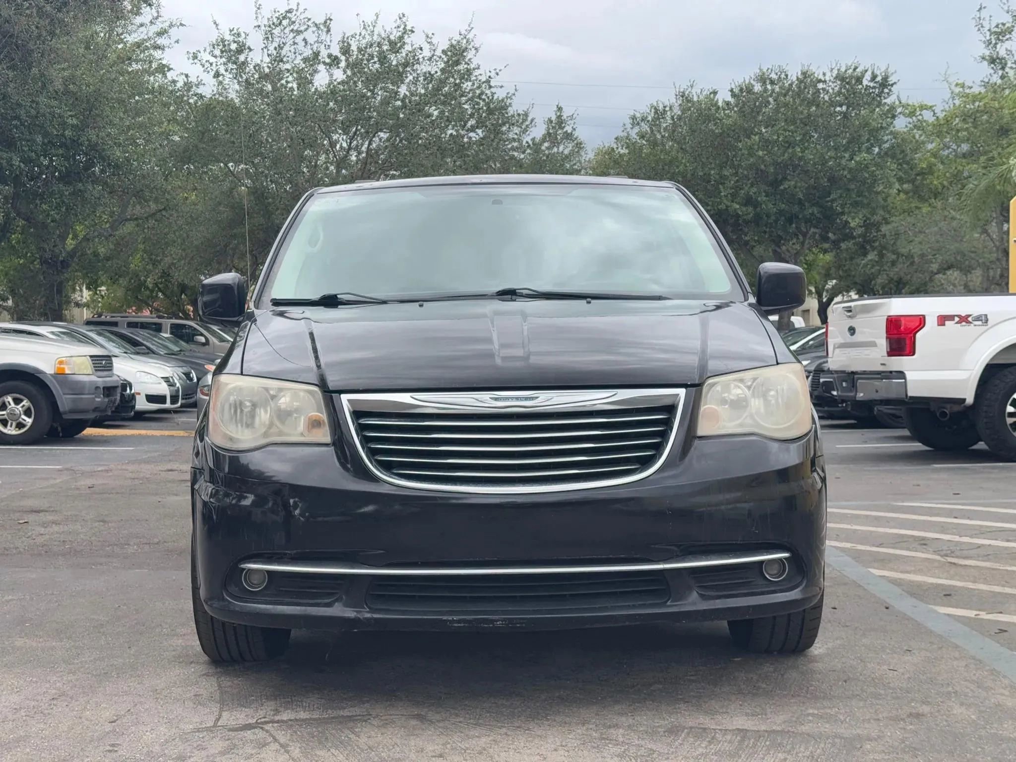 Used 2014 Chrysler Town & Country Touring image 4