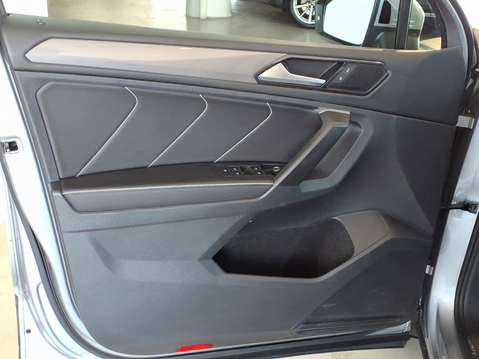 Certified 2023 Volkswagen Tiguan SE w/ Panoramic Sunroof Package AWD/4WD image 10