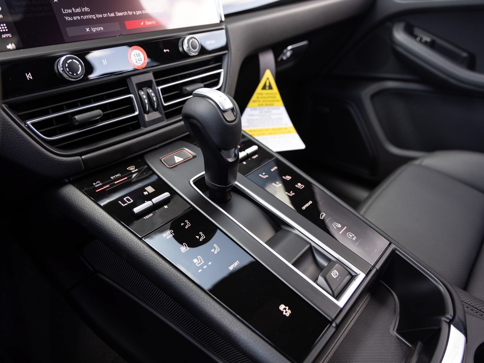 Certified 2026 Porsche Macan AWD/4WD image 17