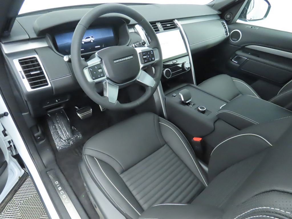 Used 2024 Land Rover Discovery Dynamic SE image 9