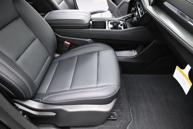 Used 2026 Chevrolet Traverse LT w/ Midnight/Sport Edition FWD image 33