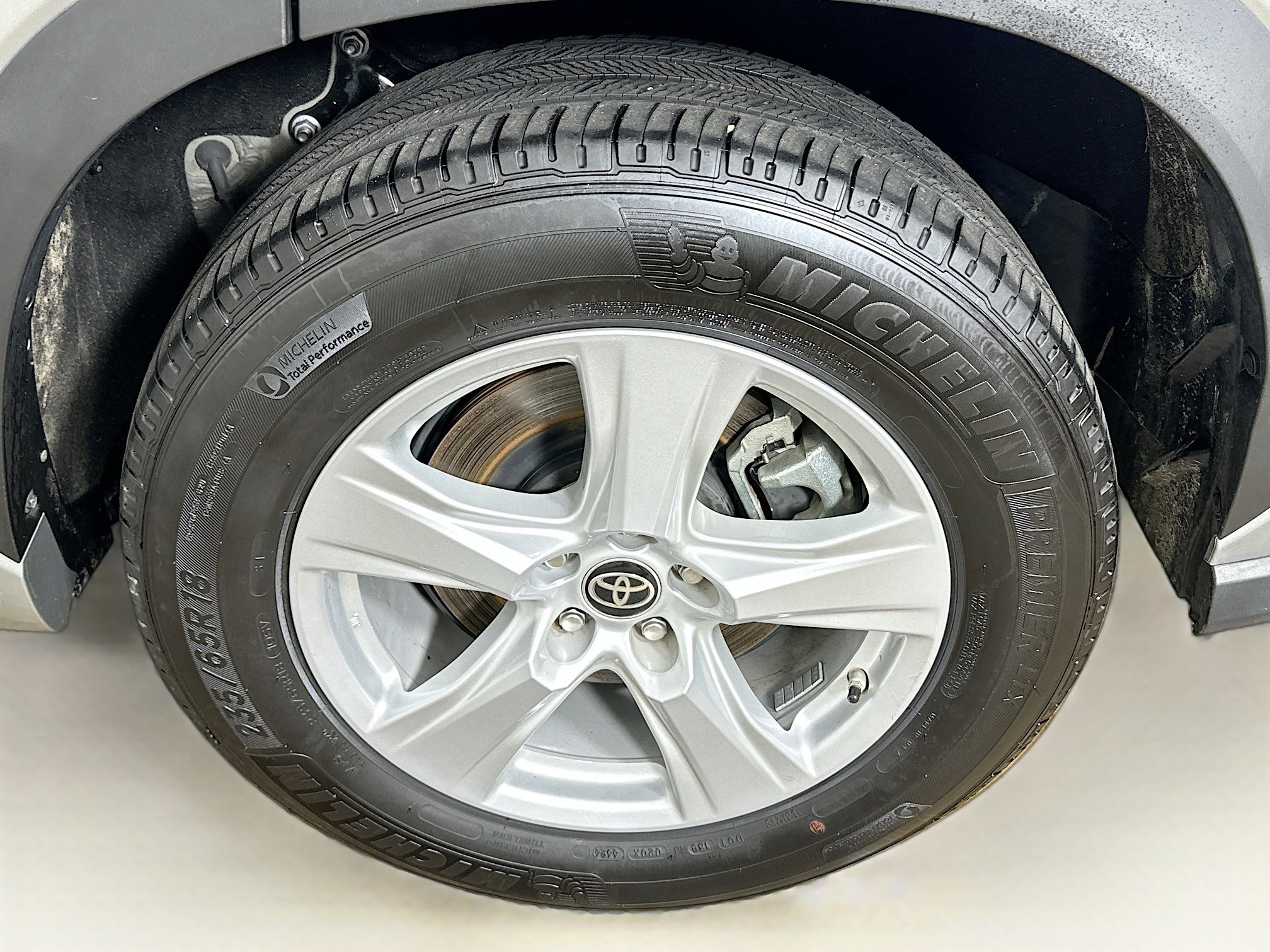 Used 2025 Toyota Highlander LE FWD image 11