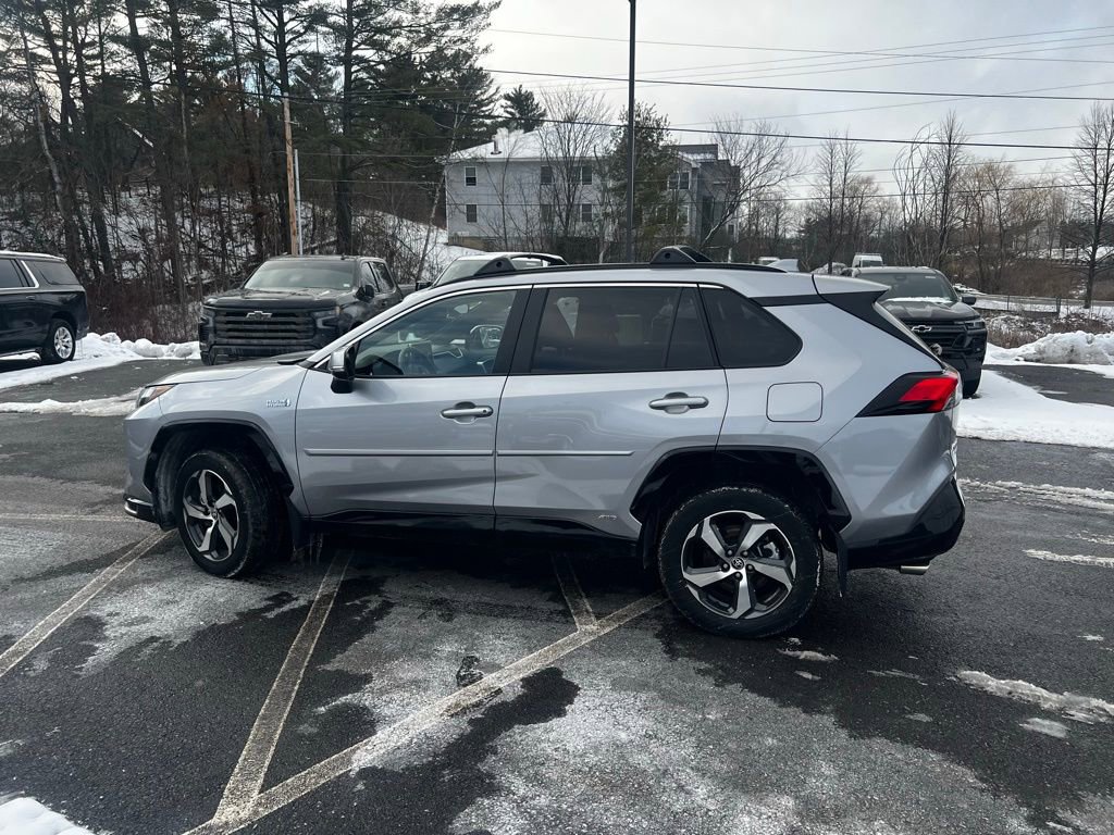 Used 2024 Toyota RAV4 SE image 2