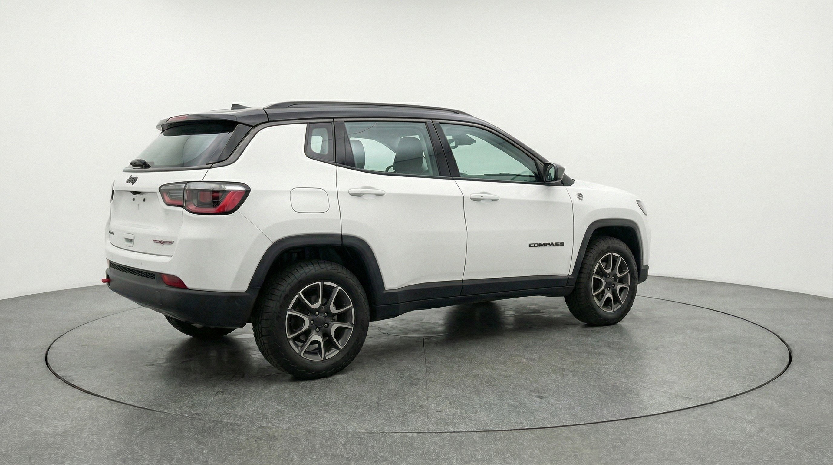Used 2025 Jeep Compass Trailhawk AWD/4WD image 9