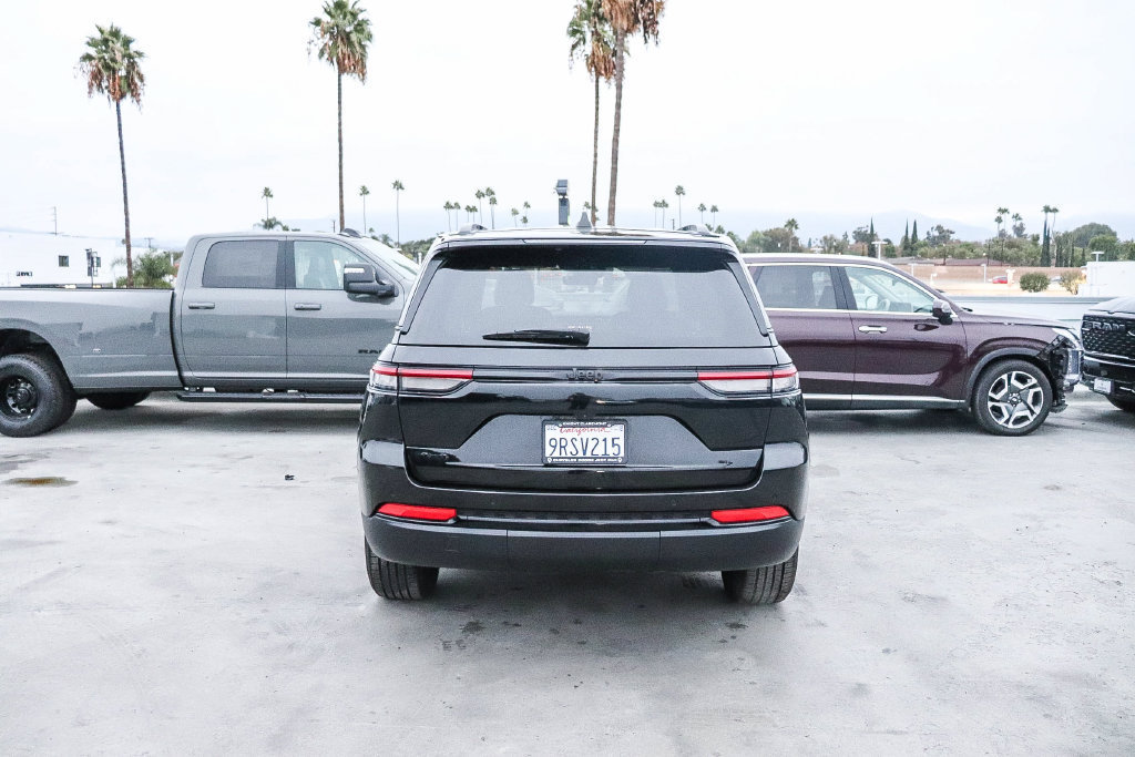 Used 2025 Jeep Grand Cherokee Altitude AWD/4WD image 8