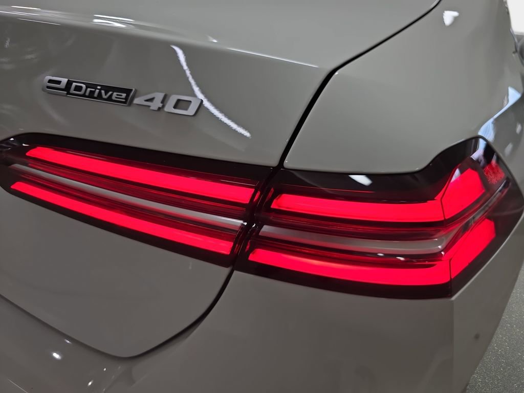 Used 2025 BMW i5 eDrive40i w/ Premium Package image 33