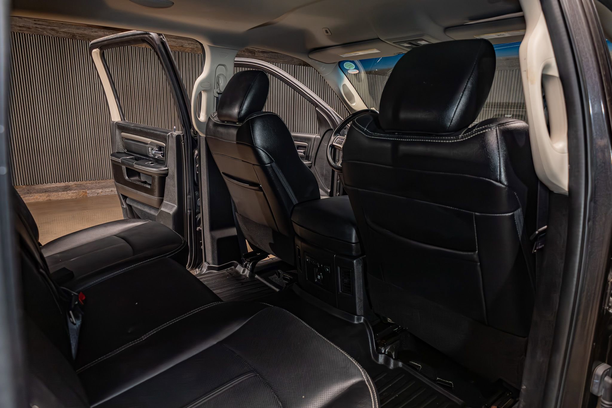 Used 2018 RAM 2500 Laramie w/ Sport Appearance Group AWD/4WD image 25