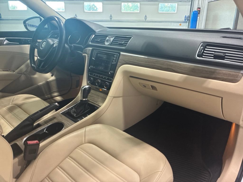 Used 2017 Volkswagen Passat 3.6 SEL Premium FWD image 35