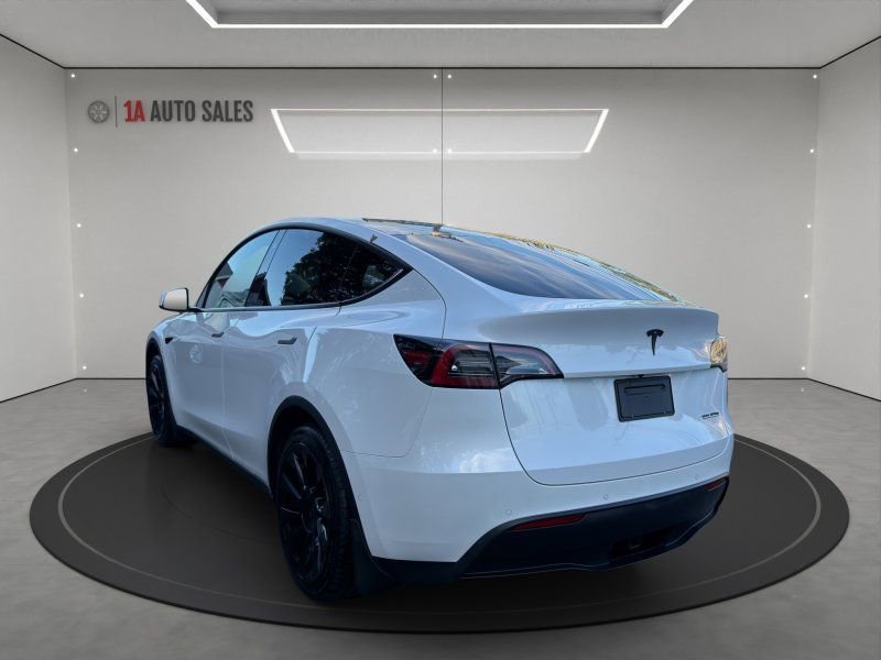 Used 2022 Tesla Model Y Long Range image 3