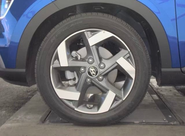 Used 2025 Hyundai Venue Limited FWD image 9