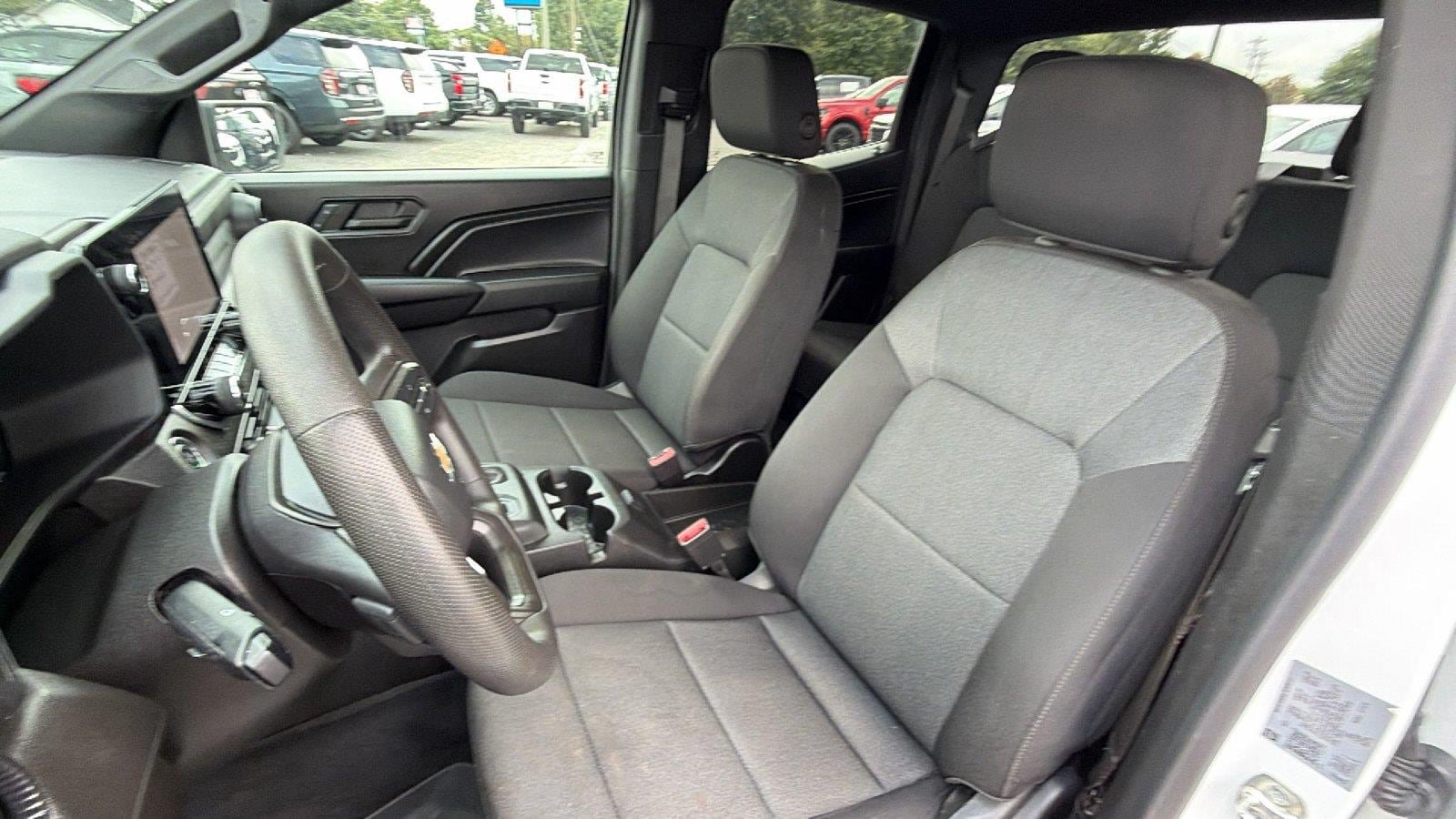 Used 2024 Chevrolet Colorado W/T RWD image 4