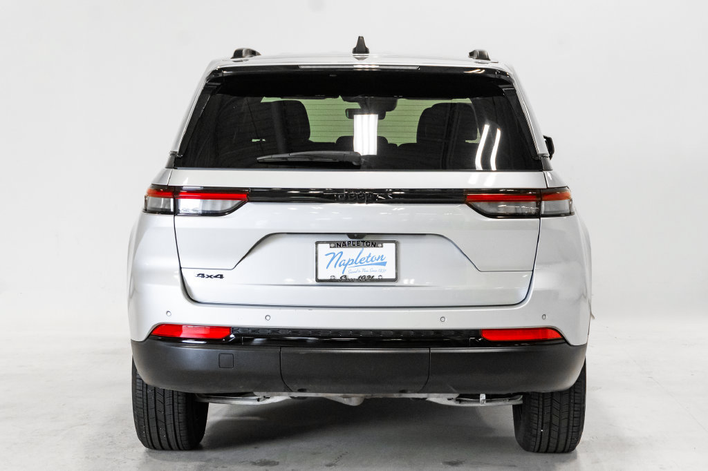 Used 2025 Jeep Grand Cherokee Altitude AWD/4WD image 28