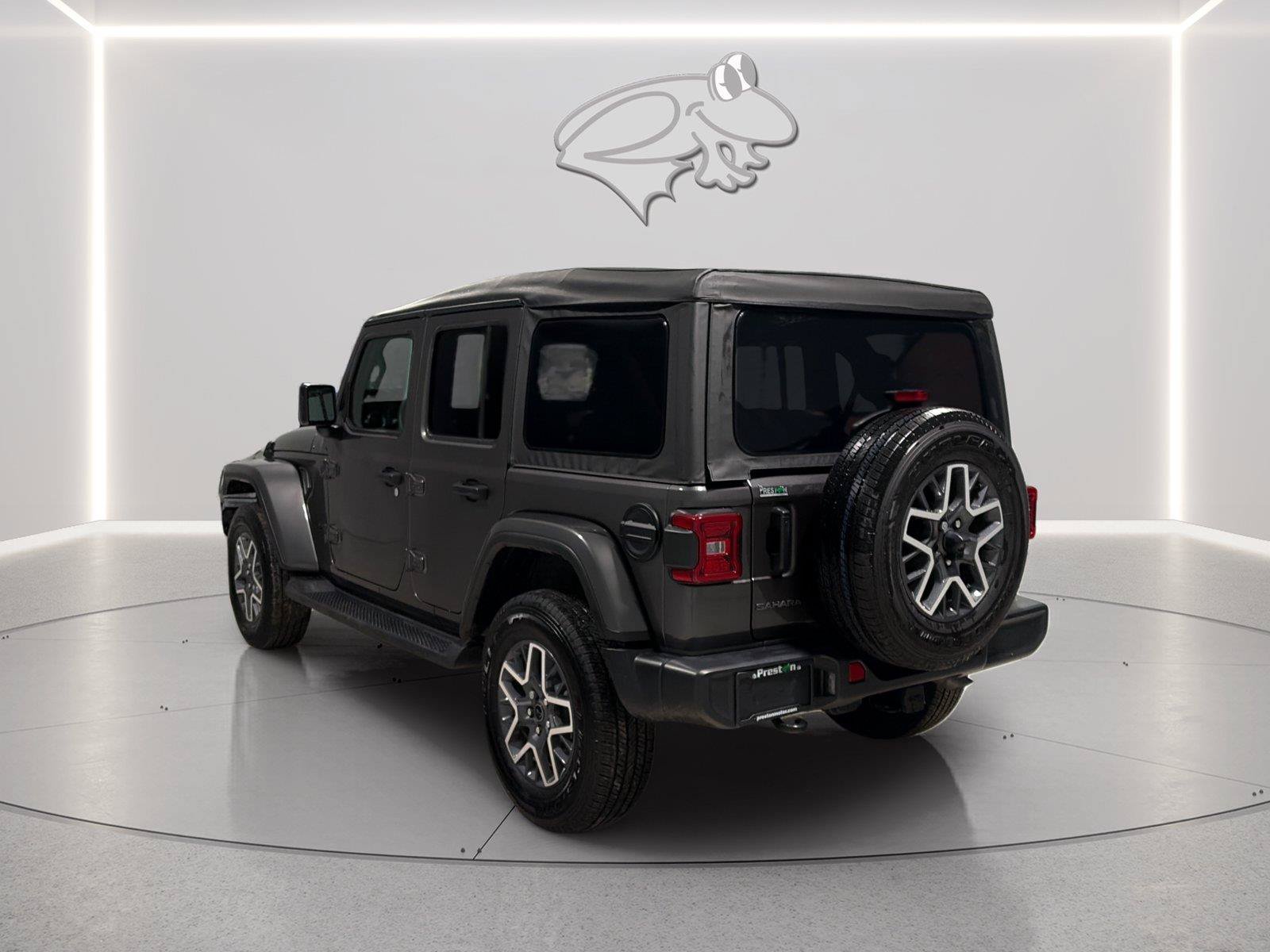 Used 2025 Jeep Wrangler Unlimited Sahara AWD/4WD image 3