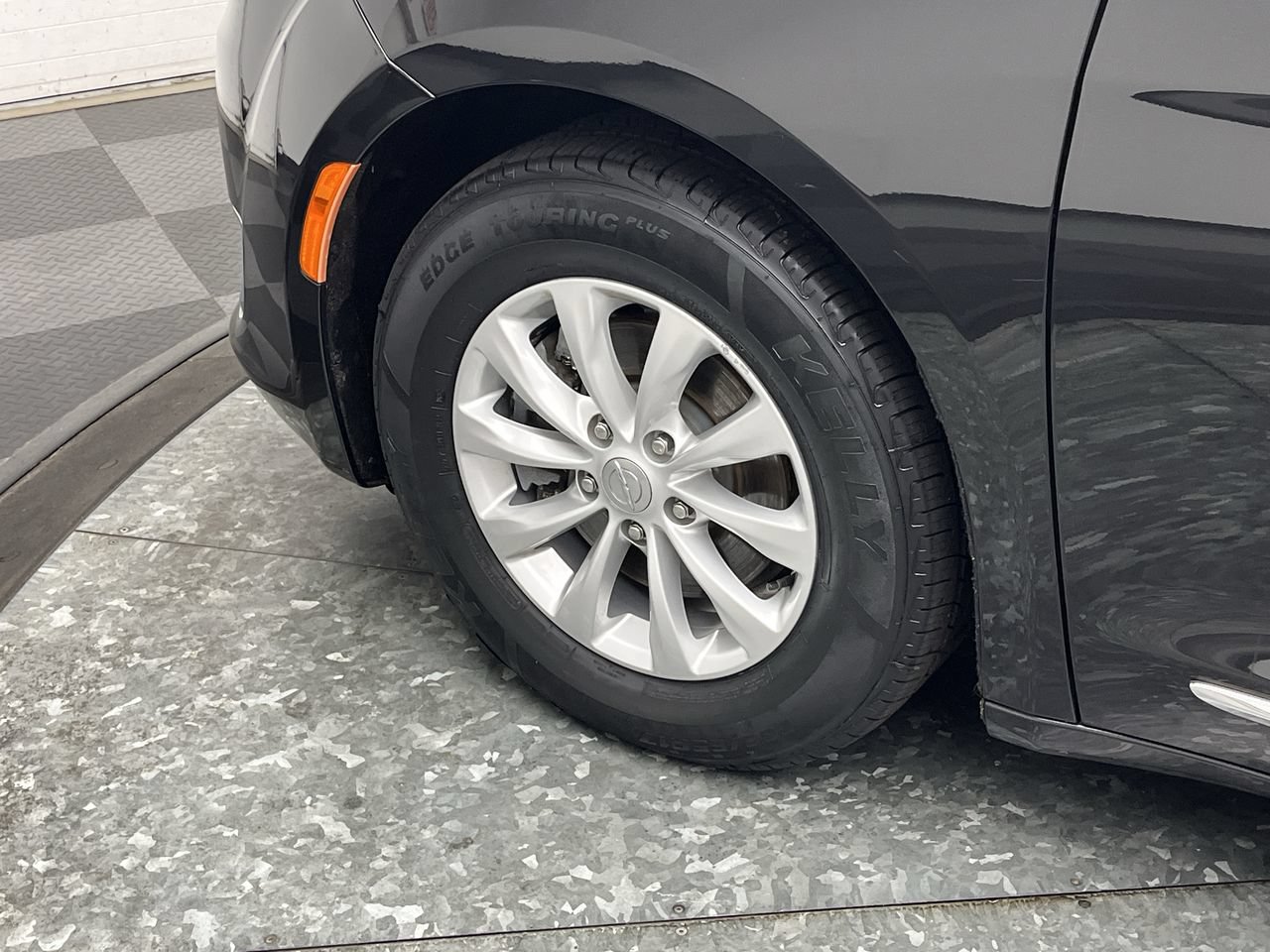 Used 2019 Chrysler Pacifica Touring-L FWD image 32