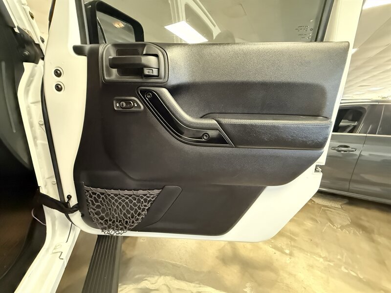 Used 2015 Jeep Wrangler Unlimited Sahara AWD/4WD image 10