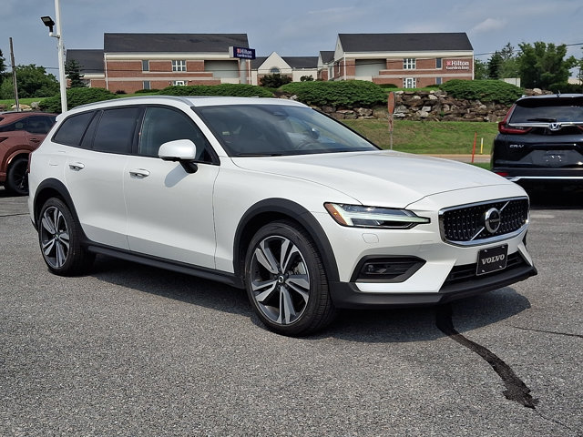 Used 2024 Volvo V60 B5 Cross Country Plus AWD/4WD image 1