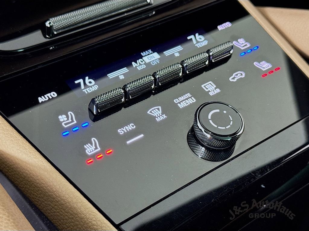 Used 2024 Porsche Cayenne w/ Premium Package image 27