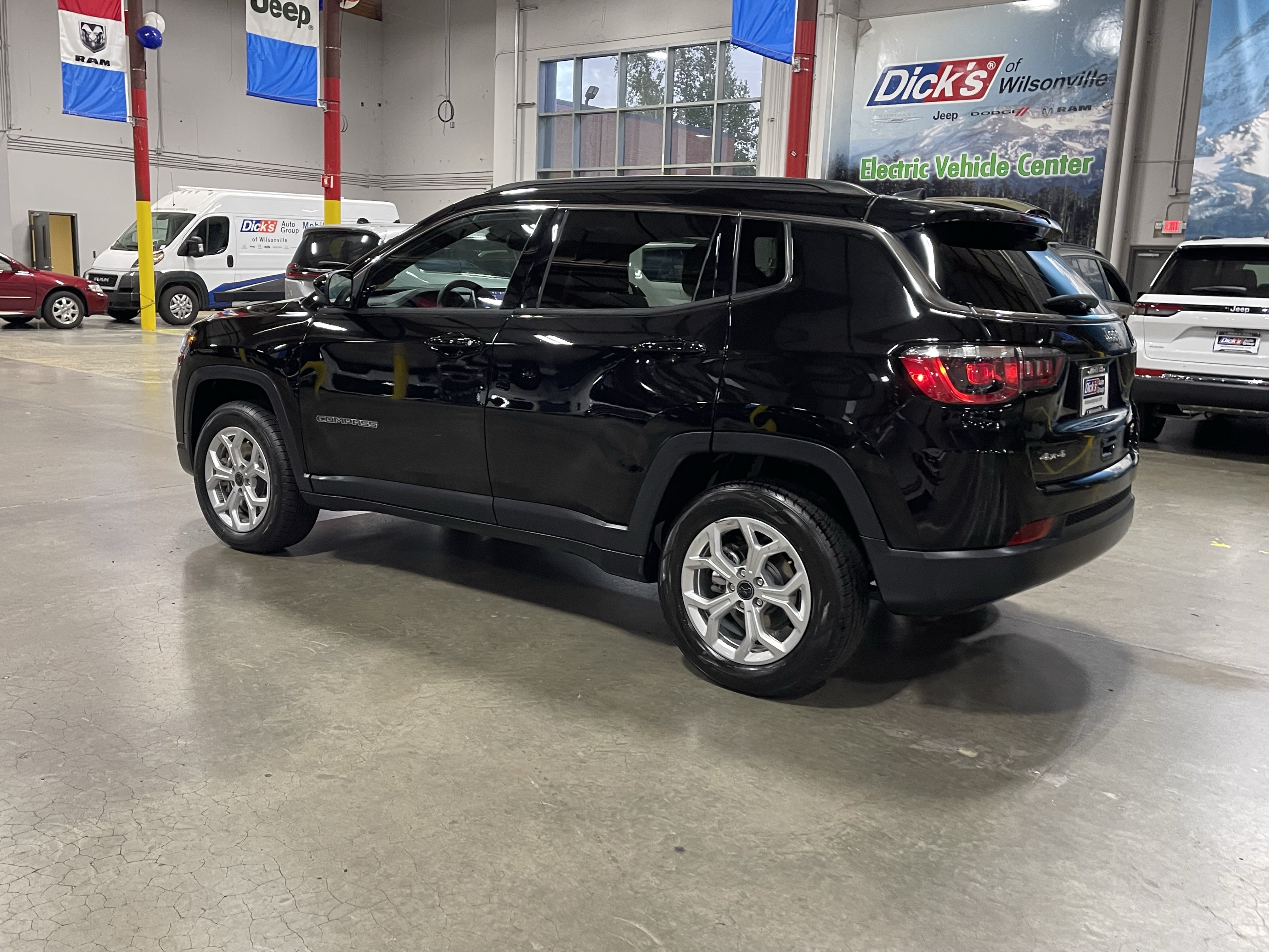 Certified 2025 Jeep Compass Latitude w/ Sun & Sound Group AWD/4WD image 3