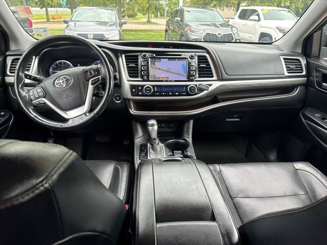 Certified 2017 Toyota Highlander Limited Platinum FWD image 23