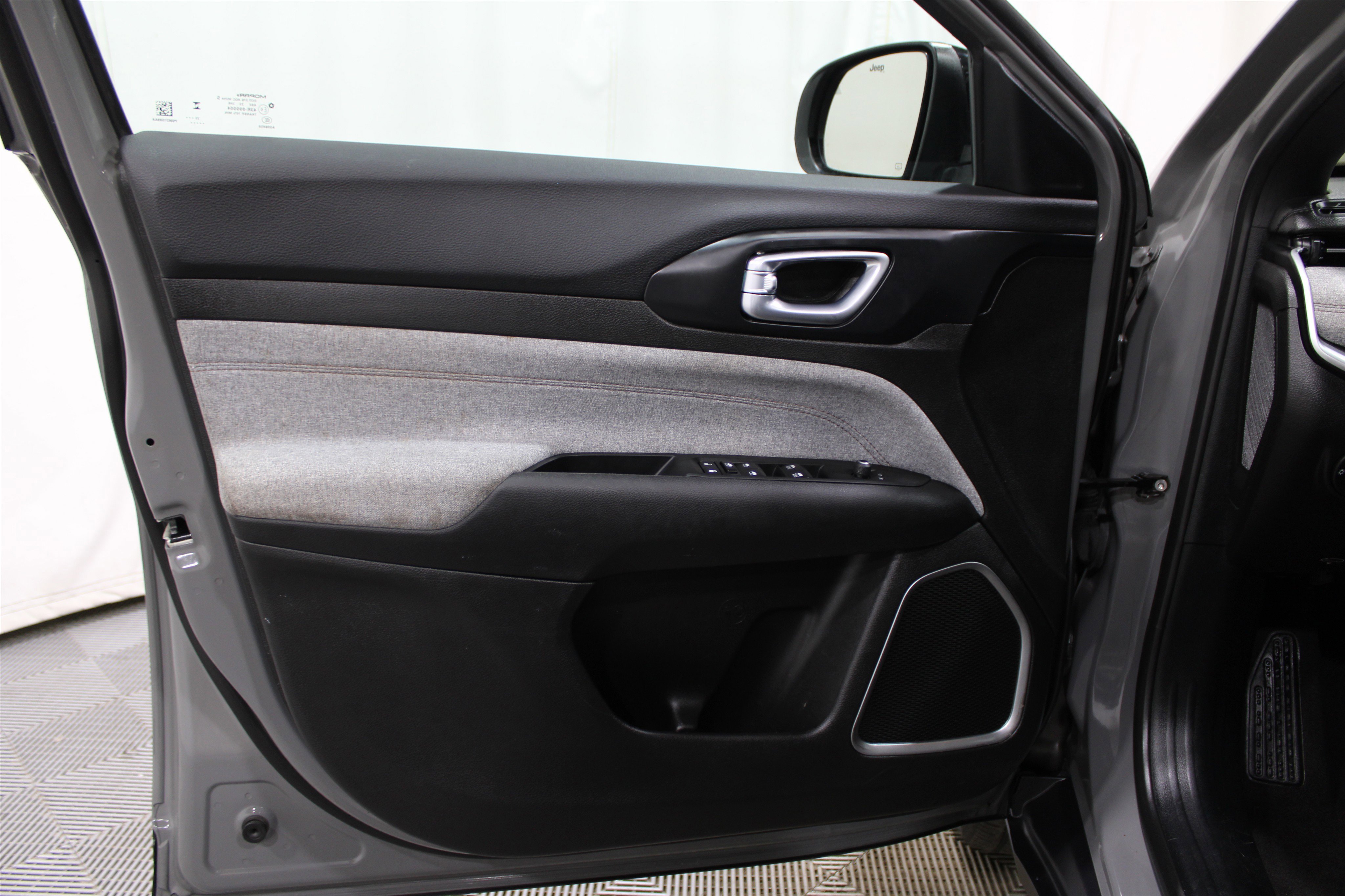 Used 2024 Jeep Compass Latitude image 6