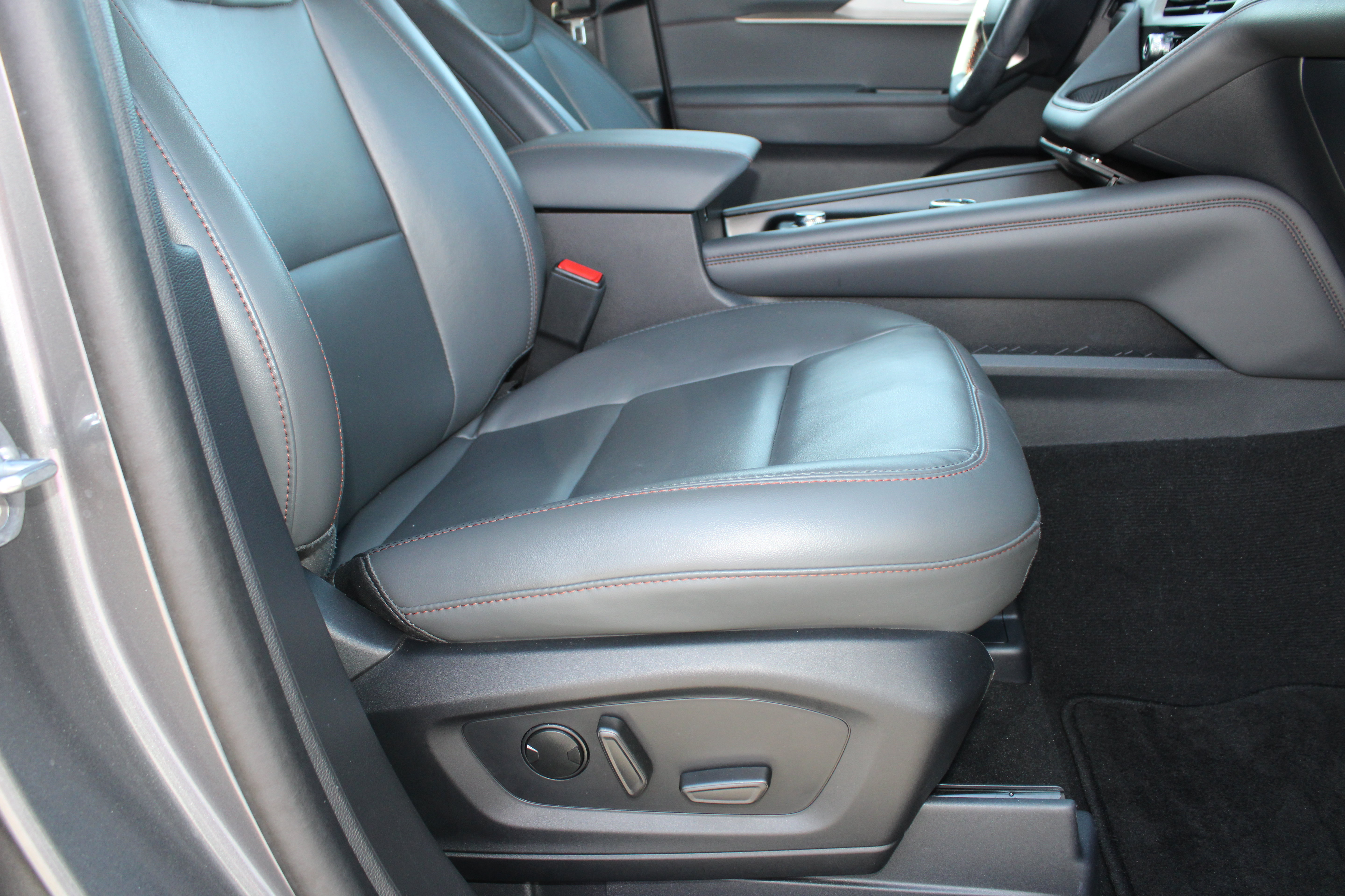Used 2025 Ford Explorer Active w/ Active Comfort Package AWD/4WD image 18