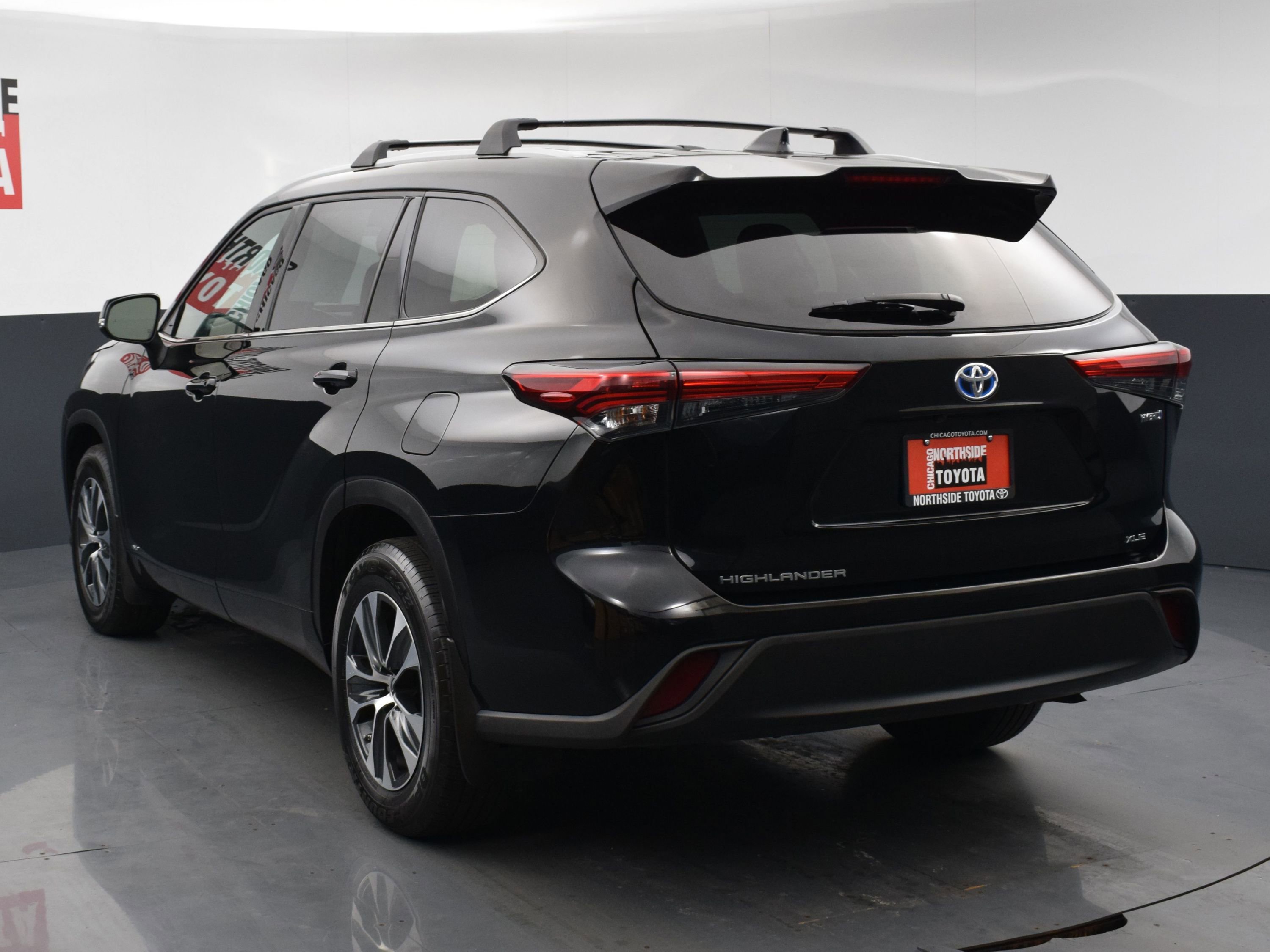 Used 2022 Toyota Highlander XLE AWD/4WD image 3