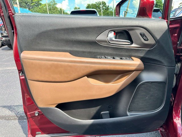 Used 2019 Chrysler Pacifica Limited w/ Tire & Wheel Group FWD image 14