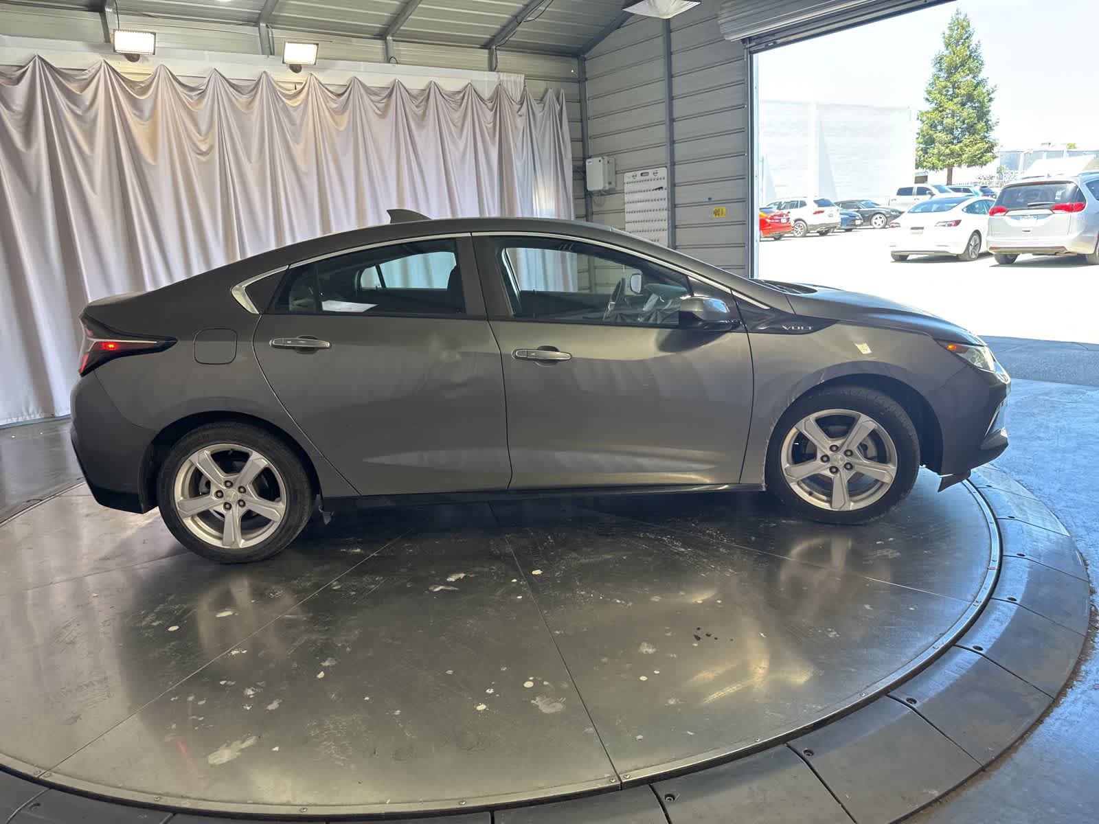 Used 2017 Chevrolet Volt LT FWD image 3
