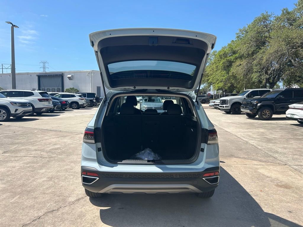 Certified 2025 Volkswagen Taos SE w/ Panoramic Sunroof Package FWD image 39