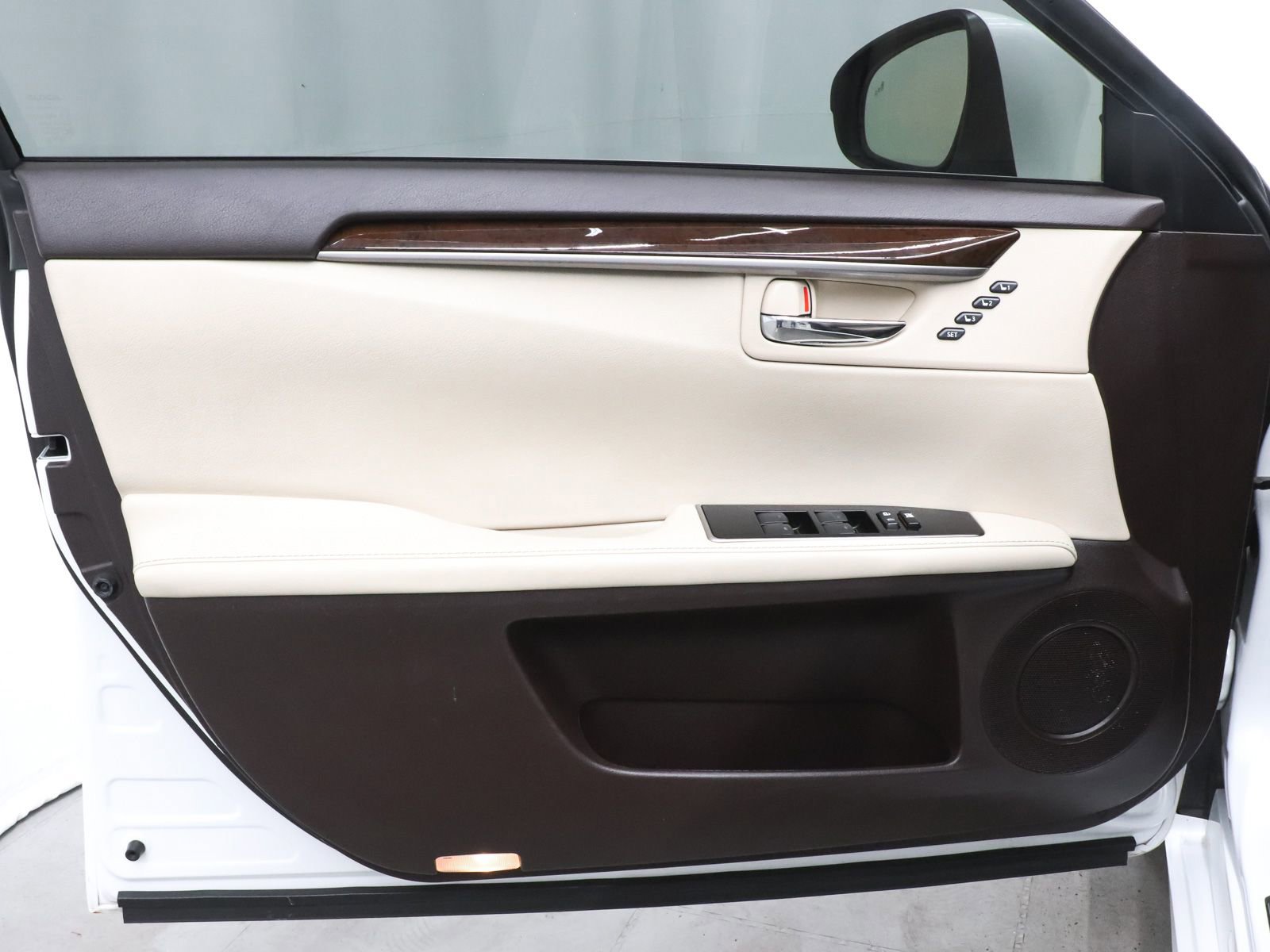 Used 2016 Lexus ES 350 w/ Luxury Package w/Wood Trim image 12