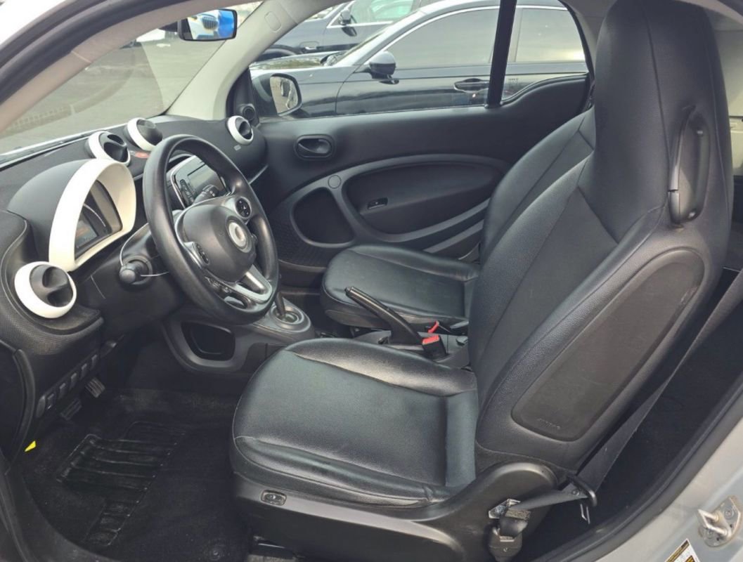 Used 2016 smart fortwo pure image 2