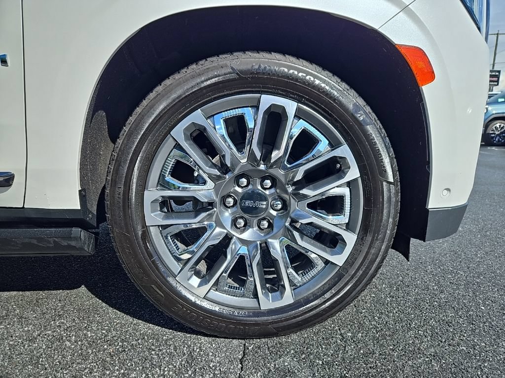 Used 2023 GMC Yukon Denali Ultimate AWD/4WD image 9