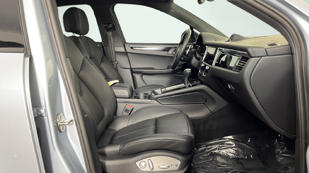 Used 2023 Porsche Macan Turbo AWD/4WD image 21