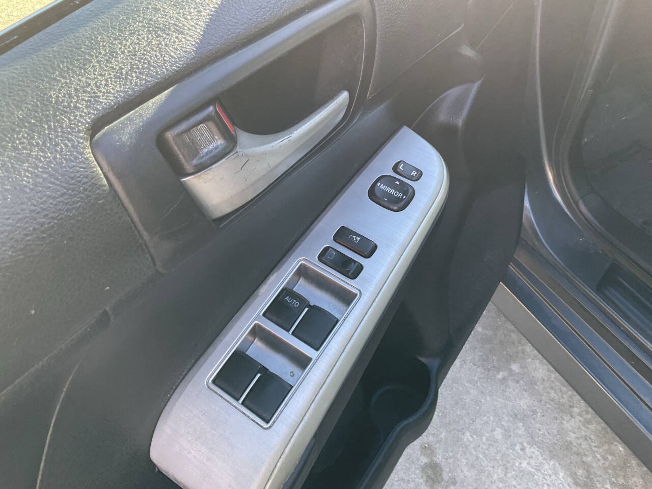 Used 2012 Toyota Camry SE FWD image 11