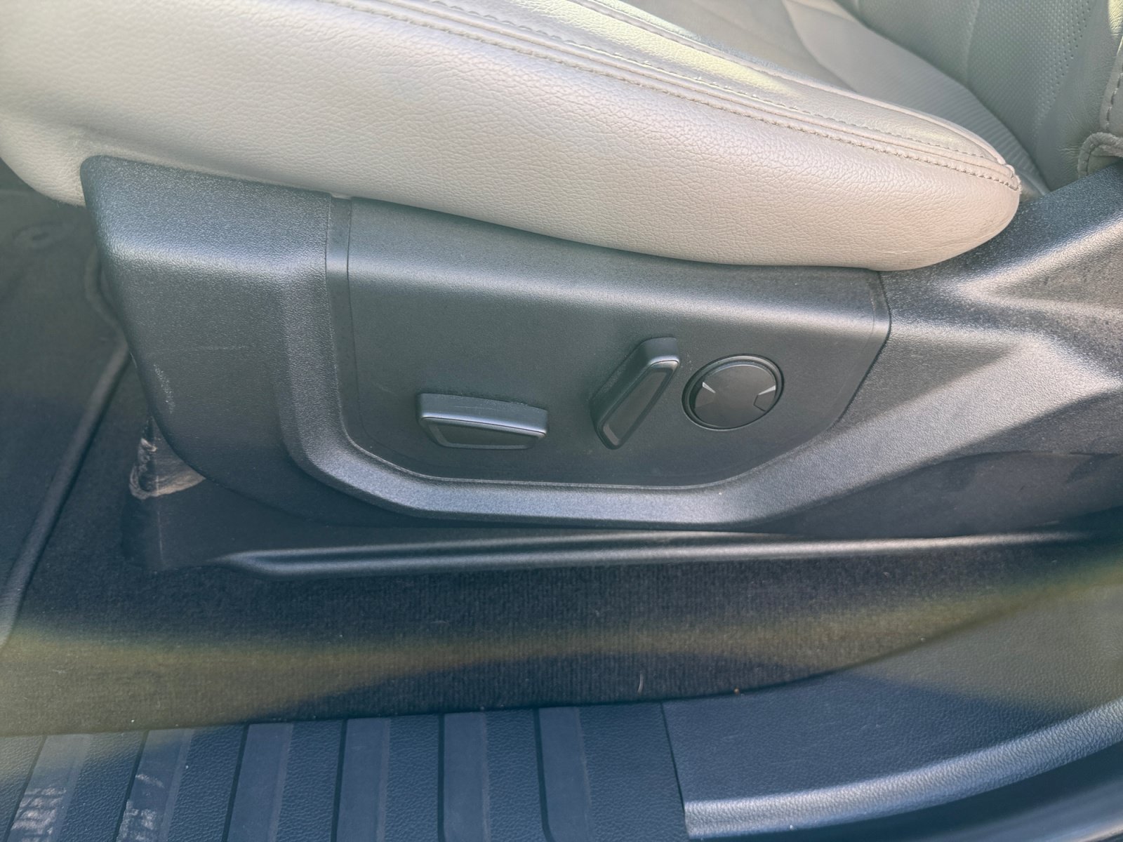 Used 2019 Ford F150 Lariat w/ Equipment Group 502A Luxury AWD/4WD image 13