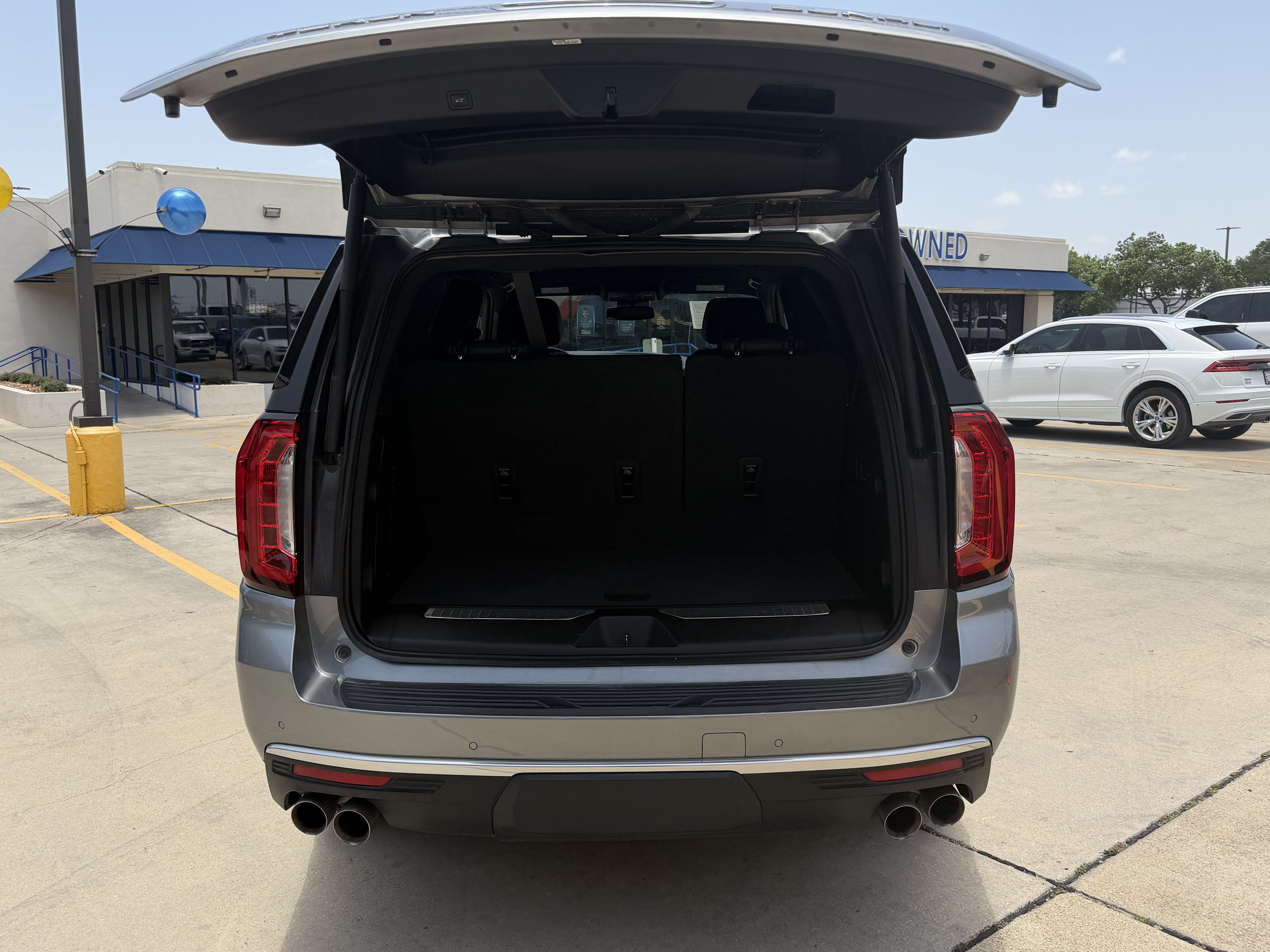 Used 2023 GMC Yukon Denali RWD image 9