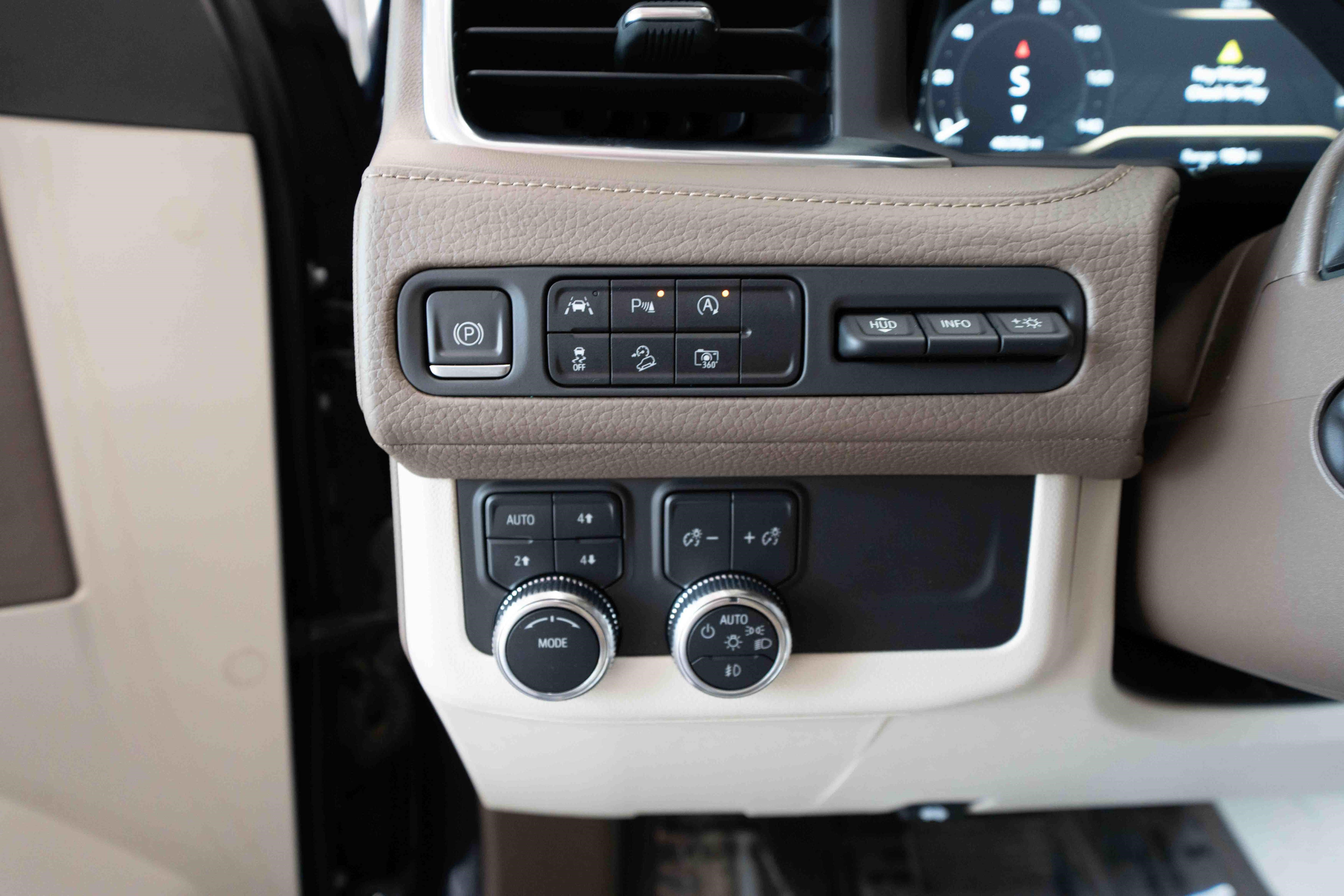 Used 2023 GMC Yukon XL Denali AWD/4WD image 11
