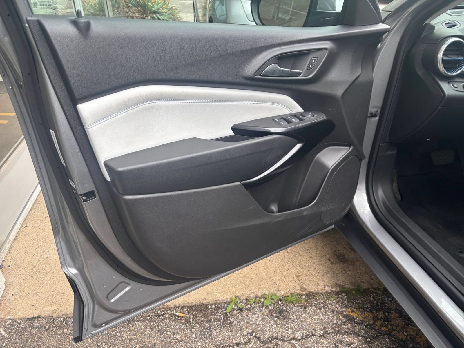 Used 2025 Chevrolet Trax LT FWD image 18